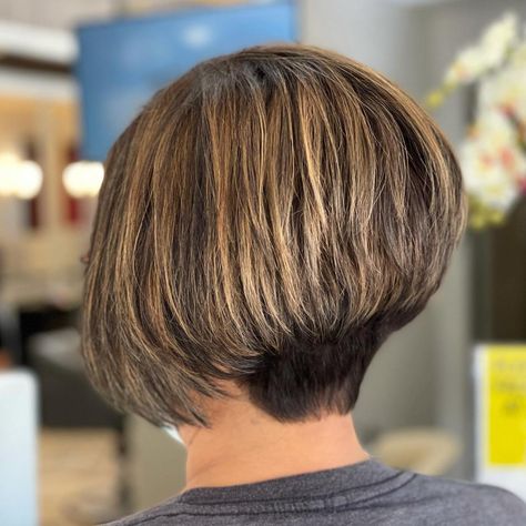 Dark Brown Wedge Hairstyle with Golden Blonde Highlights Stacked Bob Fine Hair, Wedge Haircut For Thick Hair, Wedge Haircut Long, Wedged Bob Haircut, Blonde Wedge Haircut, 80's Wedge Haircut, Youthful Haircuts, Wedge Haircuts, Short Wedge Haircut