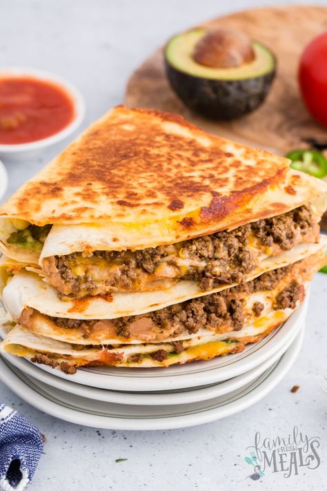 You will love these Tik Tok Famous Taco Quesadillas. Each quadrant of the tortilla holds a different taco ingredient for maximum flavor! via @familyfresh Tik Tok Dinner, Tik Tok Dinner Recipes, Tortilla Hacks, Taco Quesadillas, Quesadilla Burgers, Beef Quesadillas, Taco Wraps, Tik Tok Famous, Chili Relleno