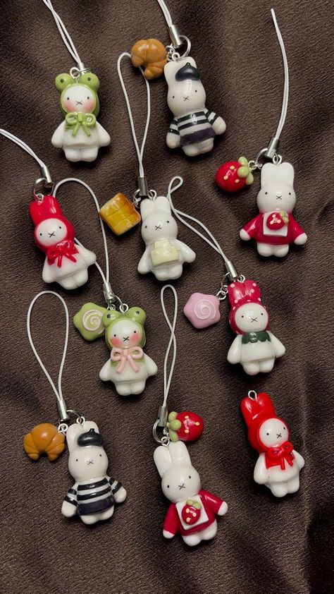 Cute Small Ceramics Ideas, Small Aesthetic Gifts, Anik Anik Core, Miffy Accessories, Keychain Diy Ideas, Diy Clay Charms, Cute Clay Keychains, Polymer Clay Aesthetic, Clay Art Aesthetic