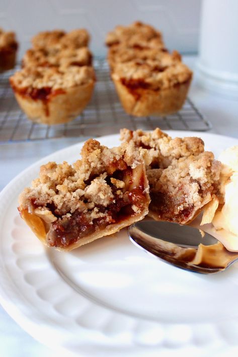 Guava Apple Crumble Pie Guava Pie Recipes, Guava Paste Recipes Desserts, Guayaba Recipes, Guava Paste Recipes, Guava Pie, Guava Desserts, Apple Pie Crust, Guava Recipes, Pumpkin Creme Brulee