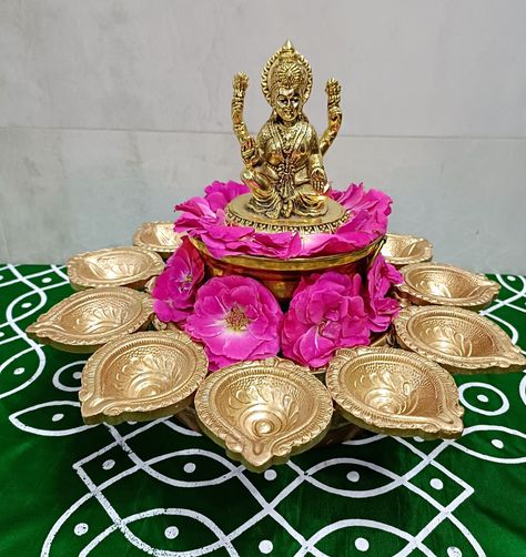 Dhanteras Decorations At Home, Dhanteras Pooja At Home, Dhanteras Pooja Decoration At Home, Laxmi Poojan Diwali Decoration, Dhanteras Decoration Ideas, Dhanteras Pooja, Diy Kite Decorations, Urli Bowl, Flower Garland Diy