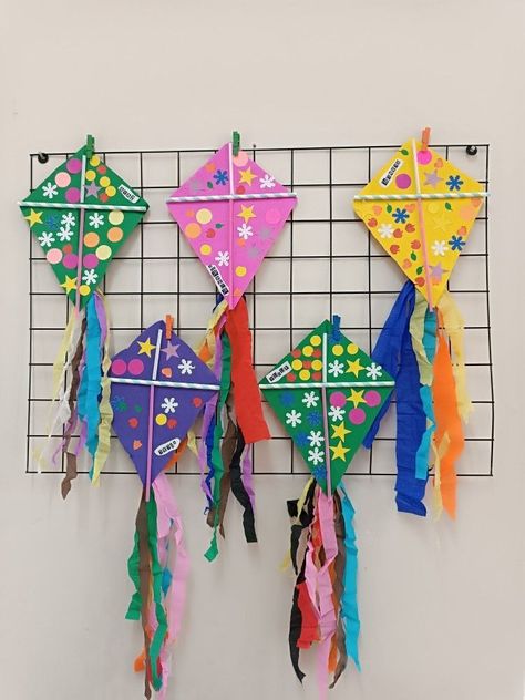 Kite Crafts Preschool, Kids Kite Craft, Kite Art For Kids, Kite Kindergarten, Kite Diy Kids, Kite Craft Ideas, Kite Art And Craft For Preschool, How To Make Kites For Kids, Kite Activity For Kids