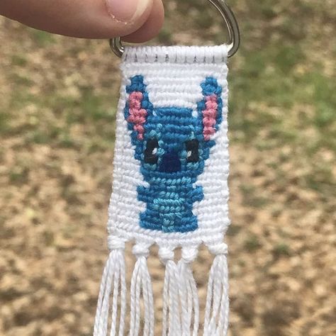 Stitch Alpha Pattern, Alpha Keychain, Alien Cute, Cool Friendship Bracelets, Cute Friendship Bracelets, Alpha Pattern, Alpha Patterns, Friendship Bracelet Patterns, Lilo And Stitch