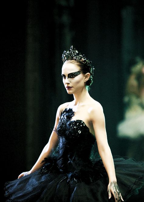 "Black Swan" -  Natalie Portman in a tutu and crown by Kate and Laura Mulleavy of Rodarte Black Swan Film, Natalie Portman Black Swan, Black Swan Movie, Ksenia Solo, Benjamin Millepied, Black Swan 2010, Eyeliner Glitter, Tippi Hedren, Black Swan Costume