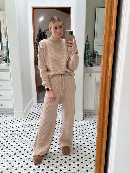 Cozy Set Outfit, Ugg Tasman Outfit, Ugg Tasman Slippers Outfit, Tasman Slippers Outfits, Slipper Outfit, Platform Outfit, Daisy Theme, Pairing Ideas, Tan Outfit