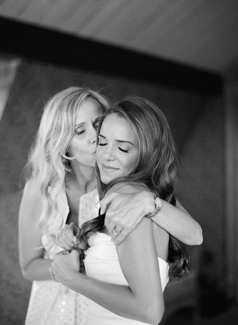 Mother Daughter Photography Poses, Mom Daughter Photography, Mom Daughter Photos, Mother Daughter Poses, Daughter Photo Ideas, Mommy Daughter Photos, Mother Daughter Pictures, Mother Daughter Photoshoot, Mother Daughter Photos