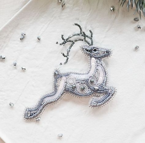 10 Stunning Bead Embroidery Designs You Need to See Bead Embroidery Designs, Holiday 2024, Embroidery Christmas, Bead Stitching, Beaded Animals, Bead Embroidery, Beaded Embroidery, Creative Ideas, Paper Flowers