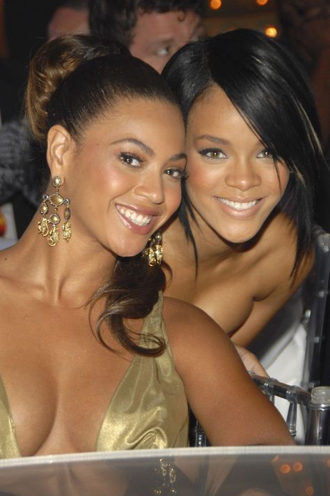 2007 - HarpersBAZAAR.com Rihanna And Beyonce, Rihanna 2007, Rihanna 2014, 00s Aesthetic, Rihanna Love, Queen Bee Beyonce, Rihanna Photos, Rihanna Riri, Rihanna Style