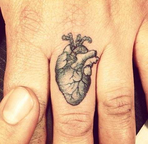 Riccardo Martinelli. #fingertattoos Anatomical Tattoos, Barbed Wire Tattoos, Anatomical Heart Tattoo, Tattoo Lettering Design, Finger Tattoo For Women, Cross Tattoos For Women, Wrist Tattoos For Women, Face Tattoos, Tattoo Feminina