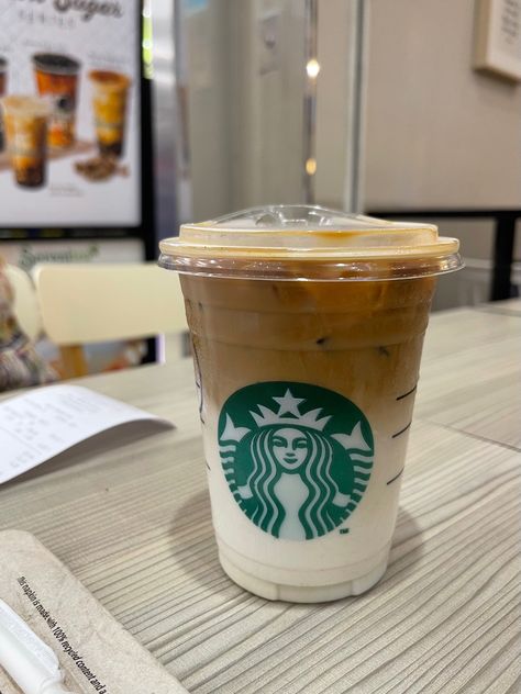 Caramel Macchiato Starbucks Aesthetic, Cafe Aesthetic Starbucks, Caramel Macchiato Aesthetic, Iced Americano Starbucks, Vainilla Aesthetic, Macchiato Aesthetic, Caramel Latte Starbucks, Iced Latte Starbucks, Iced Caramel Macchiato Starbucks