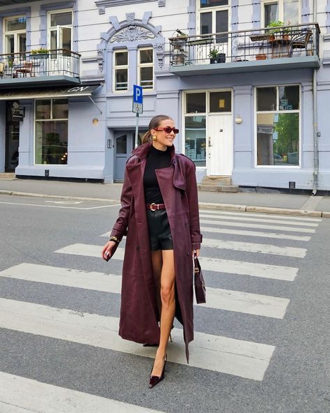 Nina Sandbech (@ninasandbech) • Instagram photos and videos Leather Coat Outfit, Fall Chic Outfits, Long Leather Skirt, Burgundy Outfit, Winter Travel Outfit, Trench Coat Outfit, Burgundy Fashion, Fall 24, Coat Outfits