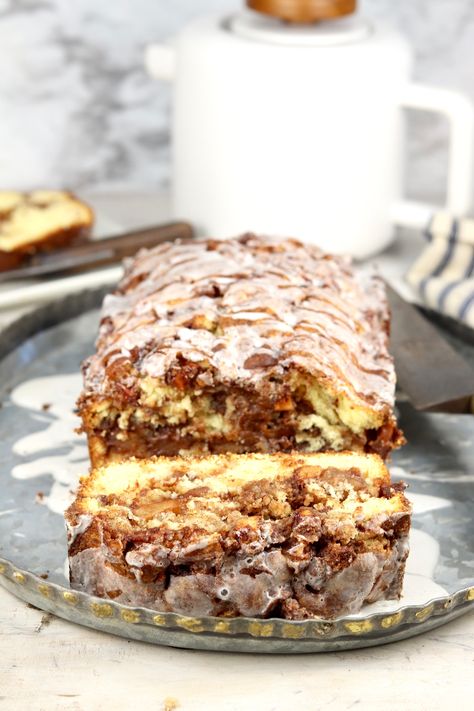 Apple Fritter Cake with a sweet powdered sugar glaze is a simple loaf cake that will remind you of your favorite apple fritter. This easy cake has layers of moist vanilla cake, tart apples with lots of cinnamon and sugar. Apple Fritters Cake Recipe, Apple Fritter Cake, Moist Vanilla Cake, Fresh Apple Cake, Apple Crisp Easy, Easy Carrot Cake, Apple Fritter, Dessert Simple, Cake Easy