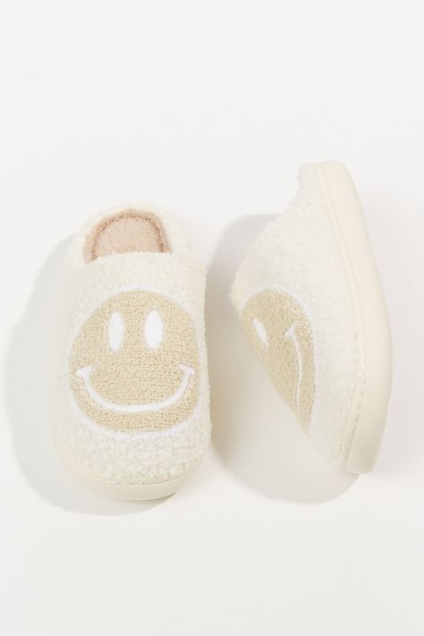 Preppy Slippers, Smile Slippers, Cute Uggs, How To Make Clouds, Preppy Things, Cozy Slippers, Cute Slippers, White Smile, Preppy Room