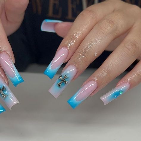 The latest nail style trend to hit Instagram is a creative way to celebrate the season. Users are uploading images of nails painted to look like the knit sweaters that are perfect for this time of the year.  ... Trending Nail Colors, Maroon Nail, Nails Art Ideas, Airbrush Nails, Blue Acrylic Nails, Simple Acrylic Nails, French Acrylic Nails, Classy Acrylic Nails, Unique Acrylic Nails