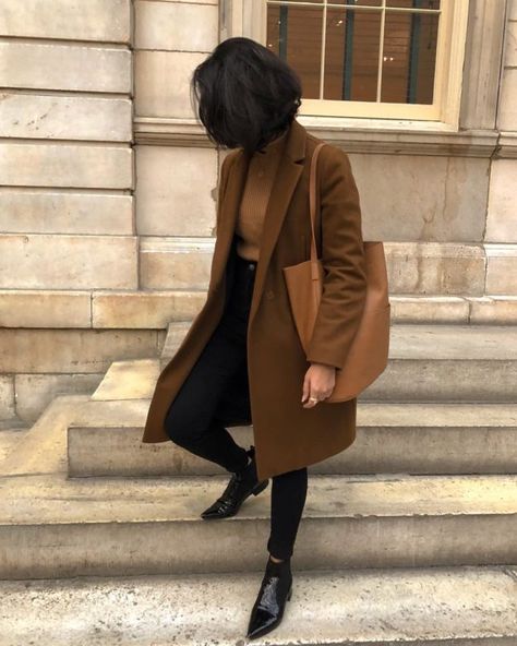 Mantel Styling, Brown Wool Coat, Minimalist Moda, Fall Fashion Coats, Look Adidas, Populaire Outfits, Stil Inspiration, Ținută Casual, Modieuze Outfits