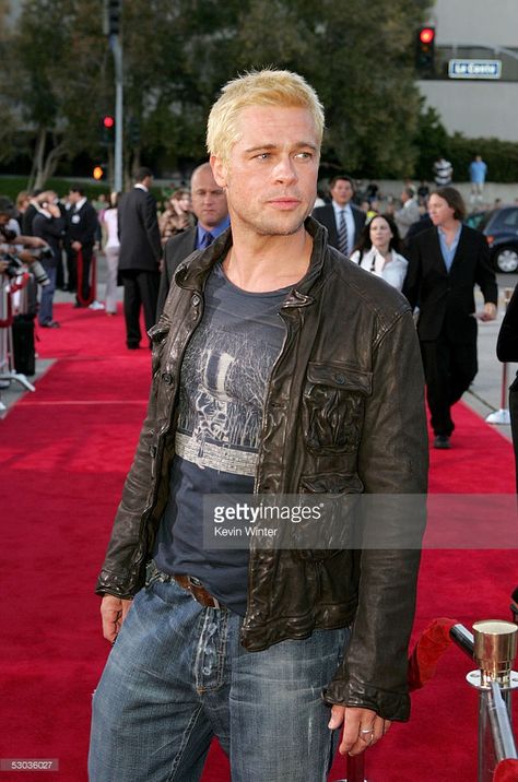 Actor Brad Pitt arrives at the premiere of 'Mr. & Mrs. Smith' at the Mann Village Theater on June 7, 2005 in Westwood, California. Brad Pitt Latest Pictures, Brad Pitt Birthday, Westwood California, 56th Birthday, Mr And Mrs Smith, Hollywood Red Carpet, Mrs Smith, Gq Style, Vanity Fair Oscar Party