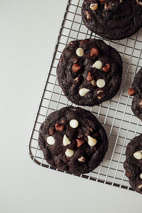 Triple Chocolate Cookies Domino Cookies, Jumbo Cookies, Cookie Dough Filling, Salty Cookies, Triple Chocolate Cookies, Shortbread Bars, Chocolate Cookie Dough, Dark Chocolate Cookies, Cookies Easy