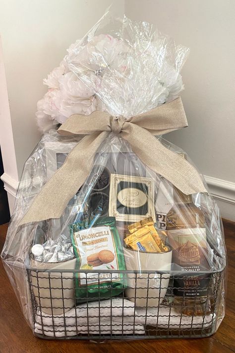 Coffee Gift Basket: Perfect Homemade Gift Idea! Lifestyled By Sam Treat Gift Basket Ideas, Gift Basket Arrangements Ideas, Diy Coffee Gift Basket, Coffee Basket Ideas, Stylish Outfits For Summer Casual, Homemade Coffee Gifts, Basket Diy Ideas, Stylish Outfits For Summer, Stag Ideas