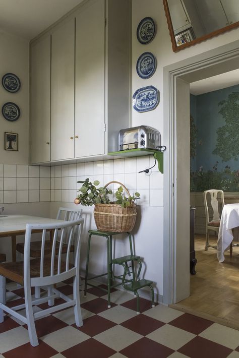 Beata Heuman Home: 5 Things I Love About It | Wit & Delight Swedish Country Style, Swedish Farmhouse, Beata Heuman, Vintage Decor Ideas, Swedish Cottage, Wit And Delight, Maximalist Home, Hand Painted Tiles, World Of Interiors