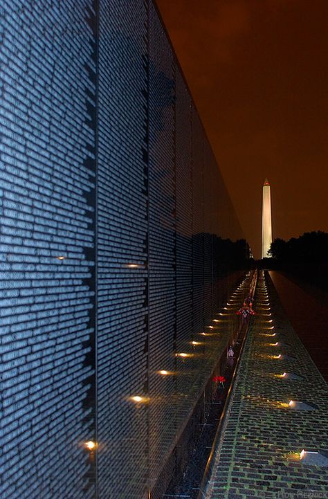 Vietnam Memorial...This just broke my heart when I saw this wall and all the names on it 💔 Tamsin Johnson, Vietnam Memorial Wall, Dc Photography, America Washington, American Landmarks, Dc Trip, Vietnam Memorial, Independance Day, Washington Dc Travel