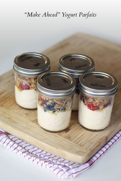 Fruit Parfait Dessert, Mason Jar Breakfast, Yogurt Parfaits, Breakfast In A Jar, Parfait Breakfast, Fruit Parfait, Parfait Recipes, Mason Jar Meals, Yogurt Parfait