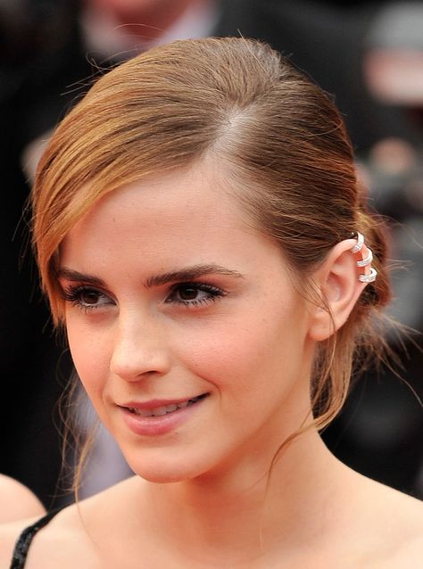 Emma Watson brought out some ear-cuff bling for the Bling Ring premiere. Celebrity Piercings, Chanel Gown, Oxfordshire England, The Bling Ring, Cool Piercings, Bling Ring, Bling Rings, Ear Cuffs, Hermione Granger