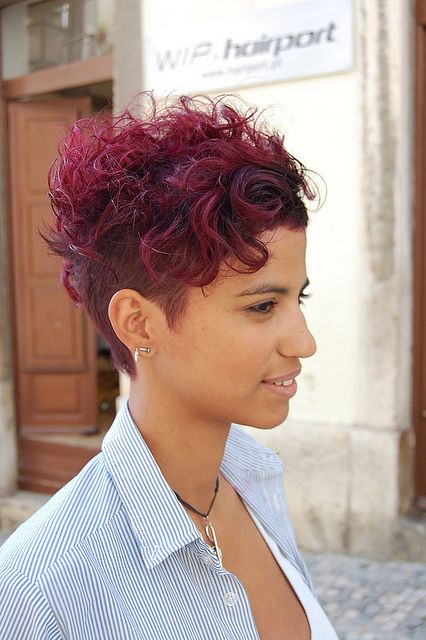 !~!!! This is great! Would totally work with my hair, too. Except the color. My hair has become color resistant. Trendy We Fryzurach, Chemo Hair, Cute Curly Hairstyles, Short Curly Haircuts, Short Curls, Hair Styles 2014, Haircuts For Curly Hair, Colour Inspiration, Red Burgundy