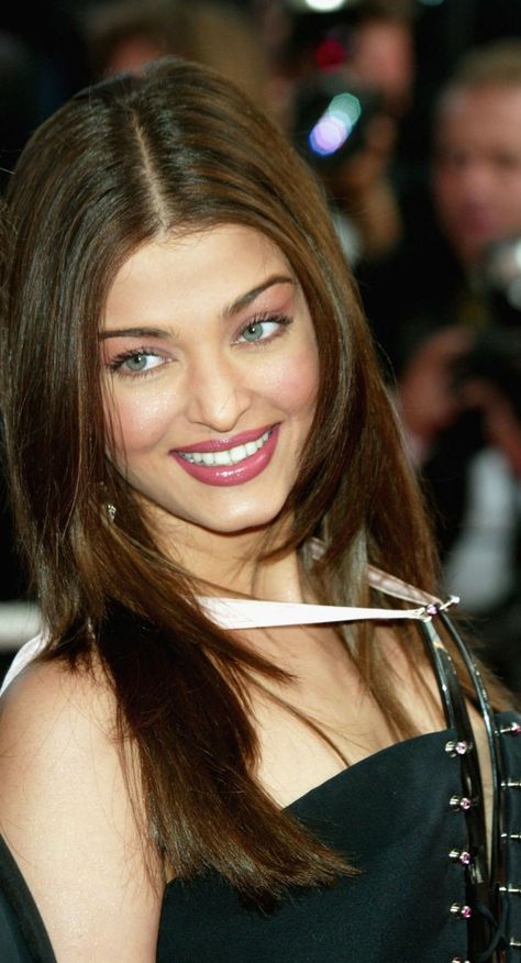 Aishwarya Rai Hairstyle, Early 2000s Makeup, Aishwarya Rai Pictures, 90s Bollywood Aesthetic, Aishwarya Rai Photo, Aishwarya Rai Bachchan, Vintage Bollywood, Haircuts Straight Hair, Indian Aesthetic