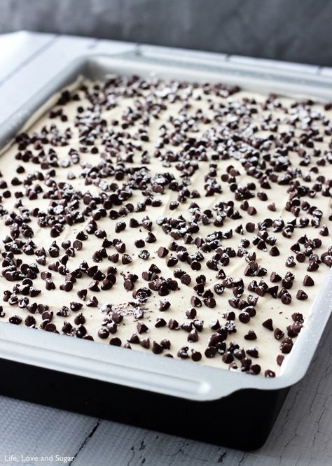 Cannoli Poke Cake - vanilla cake topped with cannoli filling icing! Cannoli Poke Cake, Cakes Vanilla, Life Love And Sugar, Cannoli Cake, Cannoli Filling, Cupcakes Recipes, Cake Vanilla, Poke Cake Recipes, Poke Cakes