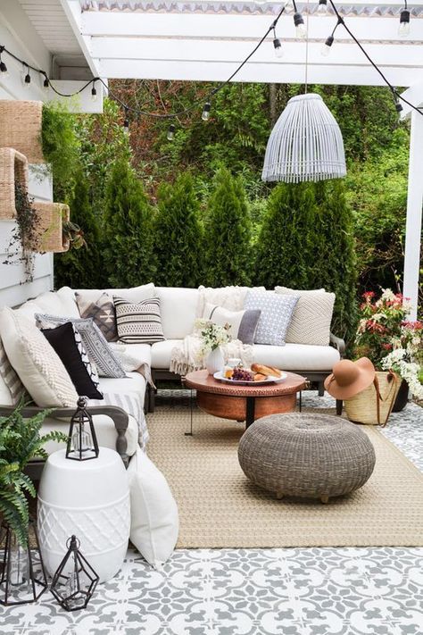 beautiful neutral color scheme for patio Design Per Patio, Bohemian Patio, Terrasse Design, Farmhouse Patio, Outdoor Patio Designs, Cottage Market, Summer Patio, Living Modern, Patio Designs