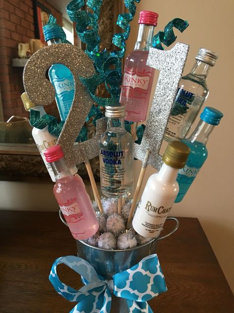 21st Birthday Alcohol Ideas, Alcohol Bouquet Diy, Alcoholic Bouquet, Diy 21st Birthday Gifts, Alcohol Bouquet, Birthday Alcohol, Beer Cakes, 21st Birthday Diy, Liquor Bouquet