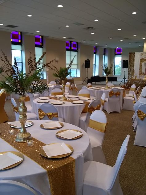 White And Gold Banquet Decor, White And Gold Event Decor, Repass Decorations Ideas, White And Gold Decorations Party Ideas, White And Gold Party Decorations, Purple And Gold Wedding Theme, Gold Theme Party Decorations, 50th Anniversary Table Decorations, Wedding Table Deco