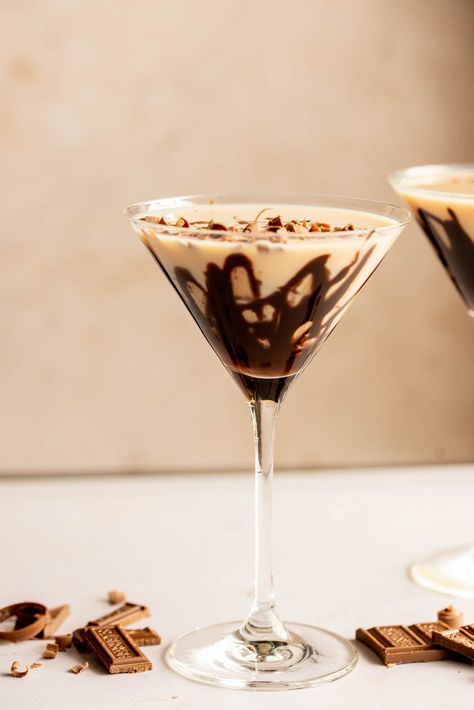 Dark Chocolate Martini, Frozen Chocolate Martini, Mint Chocolate Chip Martini, Chocolate Vodka Martini, Cocktail Chocolate, Martini Chocolate, Chocolate Martini Recipe, Chocolate Cocktails, Chocolate Festival