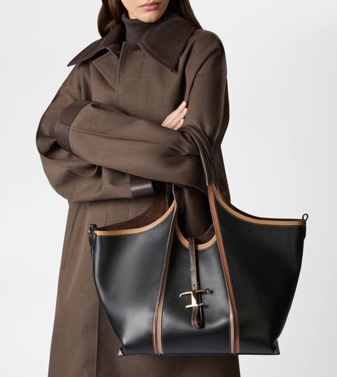 Shopping bag with flowing lines, crafted in refined calfskin leather. Featuring two handles, it comes with the iconic branded metal T Timeless pendant and a removable internal pouch. Tods Bag, Micro Bags, Oversize Fashion, Essential Bag, Trainers Women, Perfect Bag, Medium Brown, Medium Bags, Womens Tote