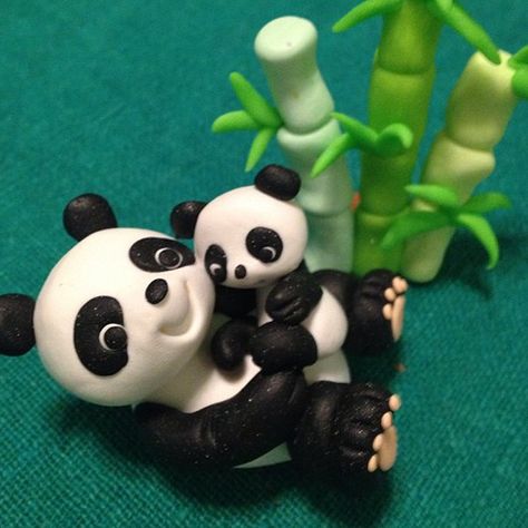 Polymer Clay Creatures, Panda Sculpture, Clay Creatures, Fondant Cake Toppers, Cake Decorating Frosting, Cake Decorating Designs, Polymer Clay Animals, Clay Animals, Clay Dolls