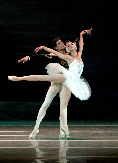 Ballerina Painting | Anna Dorosh & Maksim Chepik performing in Swan Lake Ballet Duet Poses, Ballet Partner, Ballet Duet, Ballet Dance Photography, Swan Lake Ballet, Ballet Images, Ballerina Project, Ballerina Painting, Ballet Pictures