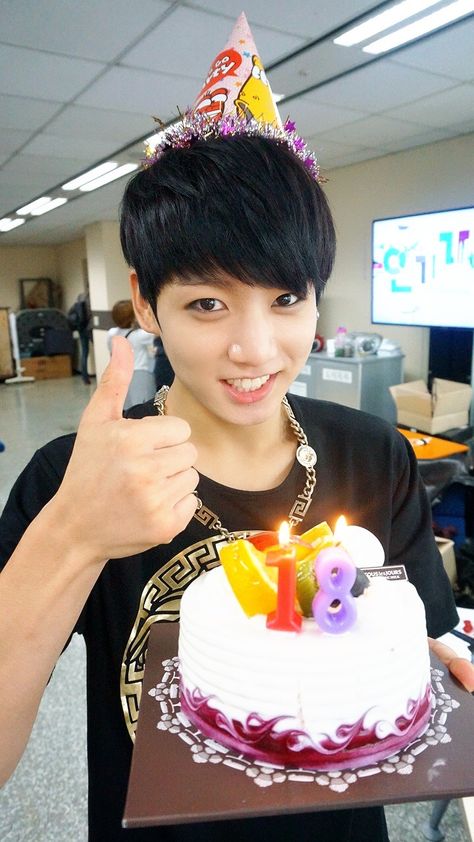 Bts Cake, جوني ديب, Bts Happy Birthday, Bts Predebut, Bts Jungkook Birthday, Bts Birthdays, Jungkook Selca, Jimin Jungkook, Jung Kook