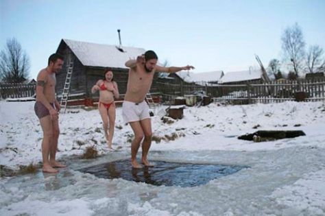 Contrasting temperatures are a secret of the Russian sauna. Russian Sauna, Russian Banya, Sauna Steam Room, Golden Rules, Steam Room, Wellness Spa, Rural Life, Bath House, Modern Life