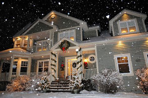 My brother's house. Christmas. Aesthetic Christmas House Exterior, Christmas Houses Aesthetic, Modern Christmas House Exterior, Christmas House Aesthetic Exterior, Cute Christmas House Exterior, Christmas Homes Exterior, Bloxburg Christmas Mansion Exterior, Roblox Bloxburg House Ideas Christmas, Christmas Houses Exterior