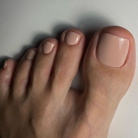 TOP 5 Outdated Pedicure Colors to Avoid in Summer 2023! Trending Pedicure, Toenail Polish Colors, Bridal Toe Nails, Best Toe Nail Color, Toe Art Designs, Pedicure Ideas, Pedicure Colors, Gel Toe Nails, Toe Nail Color