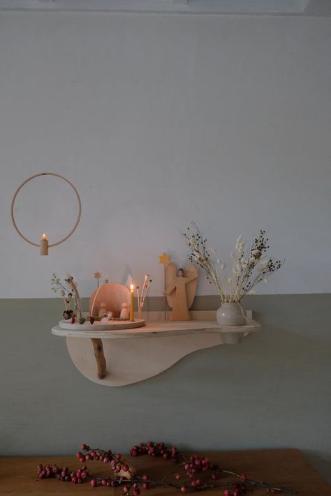 seasonal-displays — Laine Maison Waldorf Kindergarten, Wall Mounted Shelf, Waldorf Crafts, Seasonal Displays, Nature Table, Waldorf Toys, Resting Place, Waldorf Inspired, Sacred Places