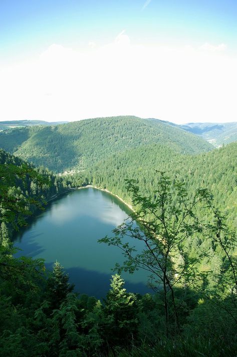 7 adembenemende uitzichten in de Vogezen - France Montagnes - Skivakantie in Frankrijk Earth Texture, Mountain Vacation, Grand Est, Hiking Destinations, Mountain Photos, Alsace, France Travel, Wonderful Places, Land Scape