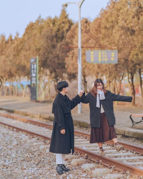 Seoul Vacation, Couple Japan, Soulmate Couple, Autumn Couple, Japan Autumn, Pre Wedding Photoshoot Outfit, Aesthetic Ig, 사진 촬영 포즈, Winter Engagement Photos