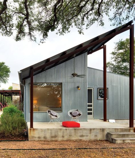 For a cost-conscious 2,000-square-foot renovation located 30 minutes outside of Austin, Texas, architect Nick Deaver took a look around for inspiration. He spied galvanized metal cladding on the region’s sheds and co-opted the inexpensive, resilient material for his own design. Zink House Ideas, Interior Design Minimalist, Modern Small House Design, Metal Cladding, Barndominium Floor Plans, Casa Container, Shed Homes, Shed Plans, Decor Minimalist