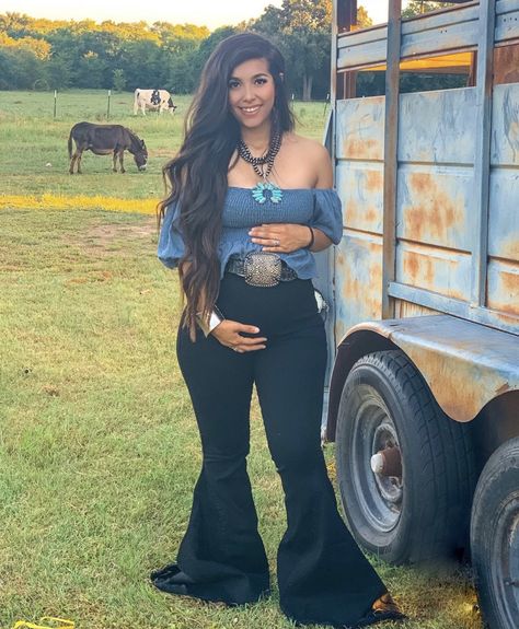 Maternity Country Outfits, Cowgirl Outfits Pregnant, Rodeo Maternity Outfit, Cowgirl Pregnancy Outfits, Pregnant Country Outfits, Maternity Rodeo Outfits, Pregnant Rodeo Outfit, Maternity Cowgirl Outfits, Pregnant Cowgirl Outfits