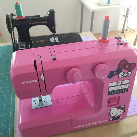 Hello Kitty Sewing, Sewing Aesthetic, Sewing Machine For Sale, Sewing 101, Pink Hello Kitty, Sewing Studio, Learn To Sew, Sewing Machines, Photo Instagram