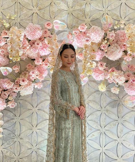 Pengajian Pernikahan, Clean Outfit, Bride Looks, Muslimah Wedding Dress, Muslimah Wedding, Wedding Backdrop Decorations, Backdrop Decorations, Bride Look, Silver Dress