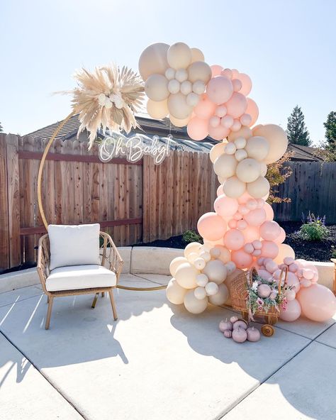 Pampas Balloon Arch, Balloon Garland With Pampas, Baby Shower Balloons Girl, Pampas Arrangement, Backdrop Balloons, Cat Baby Shower, Baby Shower Balloon Arch, October Baby Showers, Butterfly Baby Shower Theme