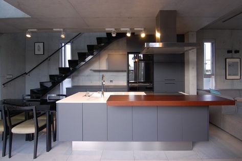 Kitchen Behind Stairs, Kitchen Under Stairs Ideas, Kitchen Near Stairs, Understairs Kitchen, Kitchen Cabinets Under Stairs, Apartment Loft Ideas, Modern Minimal Kitchen, Kitchen Under Stairs, Mexican Style Kitchens