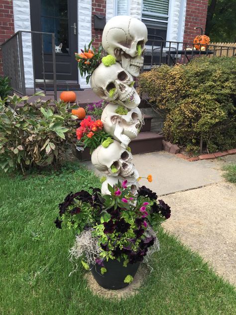 Imgur: The most awesome images on the Internet. Skull Topiary Diy, Halloween Planter Ideas, Skull Topiary, Fall Containers Planters, Halloween Planters, Planter Makeover, Skeleton Ideas, Halloween Entertainment, Painted Planters